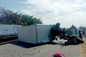 Xe đông lạnh tông dải phân cách, phụ xe tử vong, quốc lộ ùn tắc kéo dài