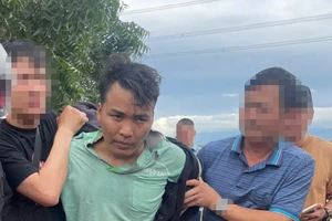 Gần 100 cảnh sát truy bắt bị can đục tường trốn khỏi nhà tạm giữ