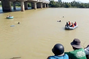 Tìm thấy thi thể hai thiếu nữ buộc tay nhau dưới sông Dinh