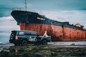 Ninh Thuận: Nhóm người lái ô tô đè lên bãi rêu thôn Từ Thiện gây bức xúc