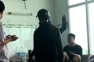 Thanh niên cầm dao vào bệnh viện dọa chém người trêu ghẹo bạn gái mình