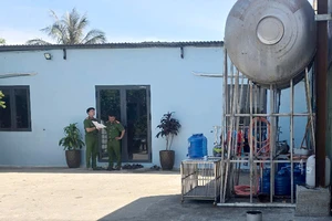 Công an khám xét tại cơ sở tái chế phế liệu ở Ninh Thuận