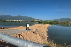 Chủ tịch Khánh Hòa yêu cầu kiểm soát chặt chẽ việc làm cầu tạm trên sông Quán Trường