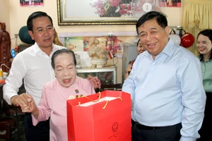 Phó Thủ tướng Nguyễn Chí Dũng thăm, tặng quà gia đình có công với cách mạng ở Khánh Hòa