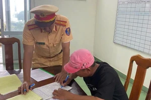 Từ tin báo của người dân, CSGT Khánh Hòa phạt lái tàu du lịch chở quá số người