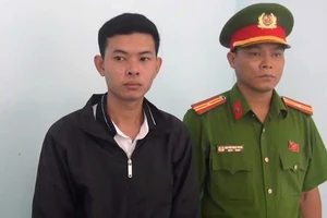 Bắt tạm giam nam thanh niên đến tận nhà truy sát bạn nhậu