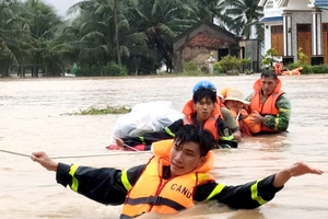 Cứu hộ vật lộn với lũ dữ cứu bốn người mắc kẹt ở Khánh Hòa