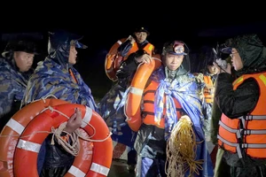 Hàng trăm chiến sĩ hải quân, đặc công nước vượt lũ cứu người 