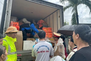 CSGT Khánh Hòa mang hàng nghìn phần thực phẩm vào rốn lũ