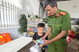 Những phần cơm đến với người dân vùng lũ khi nước vừa rút