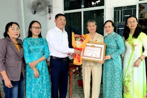 Trao Huy hiệu 60 năm tuổi Đảng cho một đảng viên ở Phan Rang