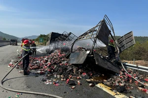 Cháy xe tải chở diêm trên cao tốc Cam Lâm - Vĩnh Hảo, ùn tắc kéo dài