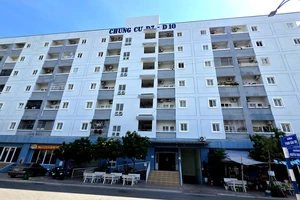 Được thuê mặt bằng sai quy định, doanh nghiệp chiếm luôn sân chung cư