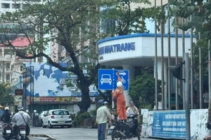 Ô tô con được đi chung làn xe máy trên 1 số đoạn đường Trần Phú ở Nha Trang