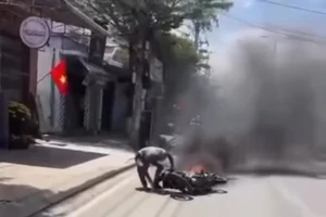 Bắt giữ thanh niên đốt xe máy để chống đối kiểm tra nồng độ cồn