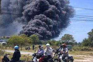 Cháy lớn tại cơ sở phế liệu ở Khánh Hòa