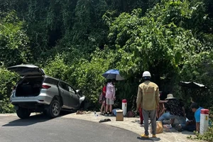 Xe đâm vào sườn núi trên đèo Hòn Bà, 1 người tử vong