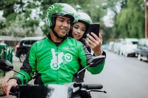 Lái xe Go-Jek sử dụng nền tảng GoPay để hành khách Indonesia trả tiền - Ảnh: Vulcan Post