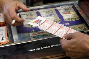 Khách mua vé số Mega Millions - Ảnh: AP