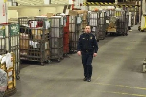 Frank Russo trong trung tâm thư tín JFK International Mail Facility – mặt trận hàng đầu trong chống hàng giả tại Hoa Kỳ. (Ảnh: CNBC)