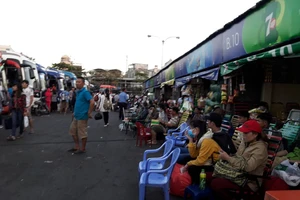 Dịch vụ ở bến xe tranh thủ 'kiếm chác' với hành khách