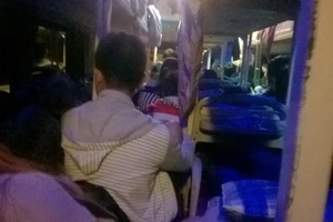 Nhà xe 'nhồi nhét' khách và tăng giá vé hơn gấp đôi sau tết
