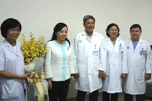 Gia đình người hiến tạng nhận kỷ niệm chương từ Bộ trưởng Bộ Y tế