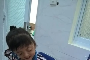 Hạnh phúc của cô bé 'từ mai con có ngón tay rồi' sau gần một tháng phẫu thuật