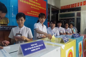 Bác sĩ, điều dưỡng tranh thủ giao ca đi bầu cử