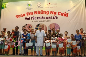 Ngày Quốc tế Thiếu nhi: 'Trao em những nụ cười'