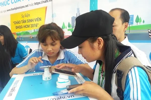 Sinh viên học luật giao thông qua phần mềm trực tuyến