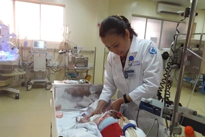 Nỗ lực cứu bé 2 ngày tuổi có khối 'bướu hút máu' kỳ lạ