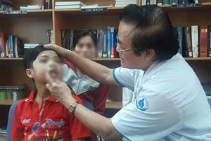 Bé trai bị xe tông khiến khuôn mặt biến dạng