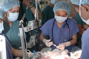2 ca mổ của 40 bác sĩ cứu bé sinh non