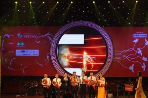 Đàm Vĩnh Hưng cùng bác sĩ hát vì bệnh nhân nghèo