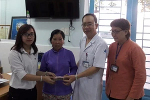 Bạn đọc hỗ trợ hơn 50 triệu cho bé bị tháo khớp tay