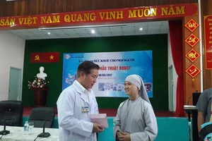 Du học sinh Ấn Độ xin về VN để được phẫu thuật robot