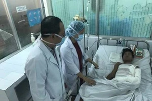 Đốt chuột đồng bằng xăng, em trai đốt luôn anh