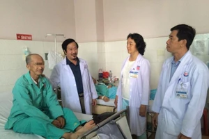 Ù tai méo mặt, suýt chết sau khi xuất viện