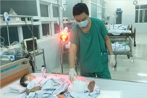 Bé 32 tháng tuổi bị tàu lửa cán đứt chân đã tử vong