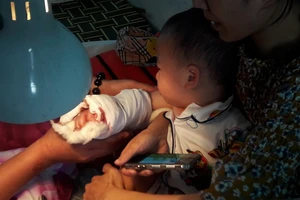 Sẽ cắt bỏ ngón út của bé bị thang cuốn kéo đứt cổ tay