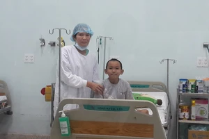 12 giờ căng thẳng lấy 1/4 gan của mẹ ghép cho con