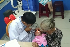Mắt của 'thiên thần mắt xanh' sẽ bị ảnh hưởng cả đời