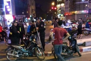 Ngông nghênh dạo phố cùng giáo tự chế 