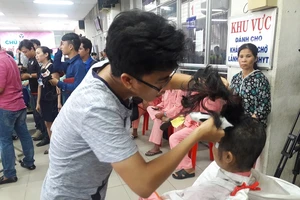 Bệnh nhân được nghe hát, gội đầu, cắt tóc miễn phí ở BV