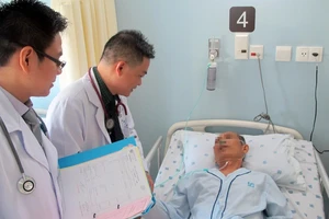 Cắn răng xin về vì nhà nghèo, không có bảo hiểm y tế