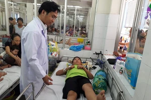 Bệnh nhi liệt 2 chân do té xe, tưởng bị ung thư máu
