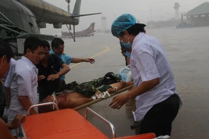 Trực thăng đưa chiến sĩ đảo Thổ Chu về đất liền cấp cứu
