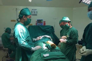 Phẫu thuật chỉnh trục xương, xoay chân cho bé 10 tuổi