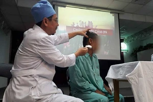 Quên đoạn tăm nhang trong lỗ rò tai cả năm trời